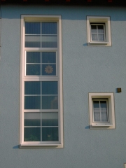 WieTec Fenster mit Sprossen und Treppenhauselement